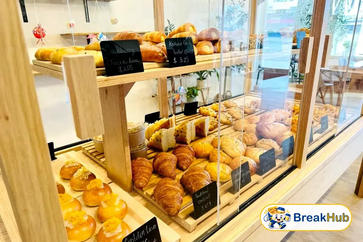 ขนมอบคาวและหวานหลายแบบจัดวางรวมกัน (ภาพประกอบ)