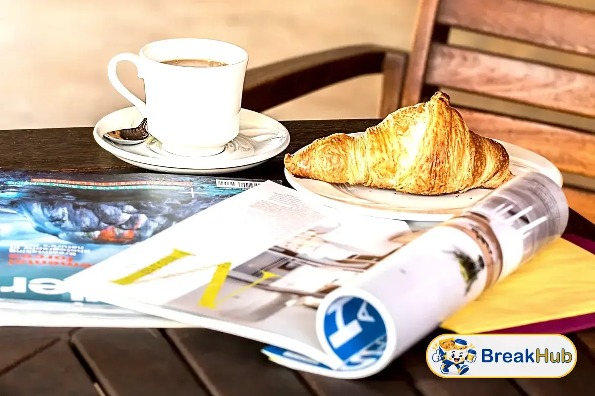 ภาพประกอบโต๊ะประชุมที่มีครัวซองต์และกาแฟสำหรับเบรก