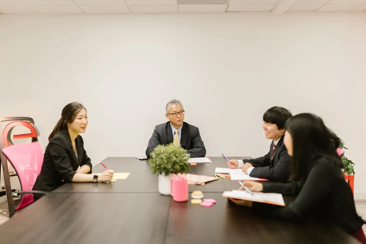 พนักงานโรงงานในห้องประชุมพร้อมของว่าง (ภาพประกอบ)