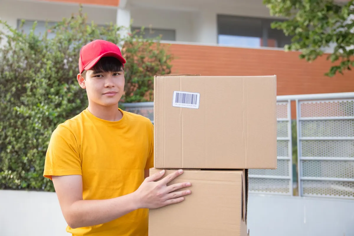 กล่องขนมเบเกอรี่เรียงซ้อนเตรียมจัดส่ง (ภาพประกอบ)