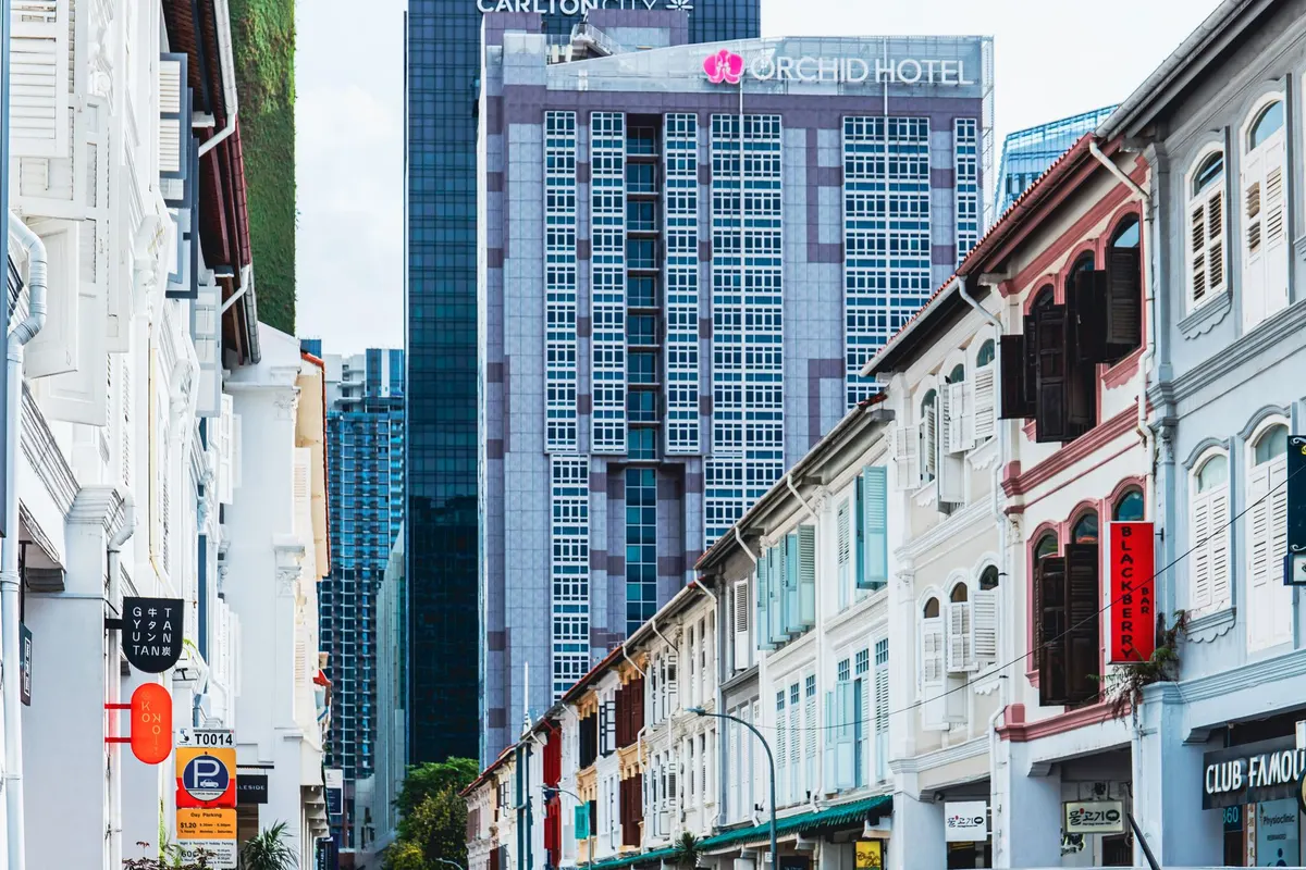 ถนนที่มีร้านกาแฟและตึกแถวสองข้างทาง (ภาพประกอบ)