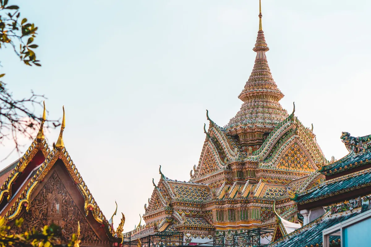ถนนย่านเมืองเก่าที่มีวัดและอาคารเก่า (ภาพประกอบ)