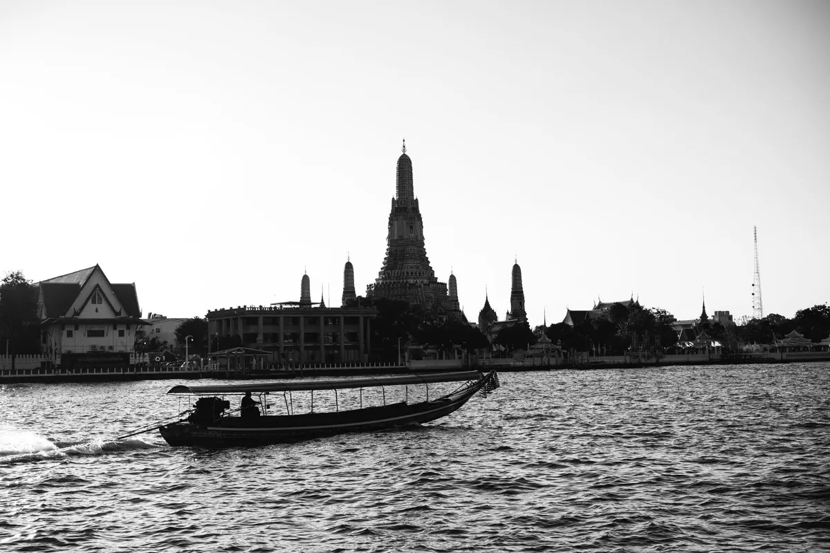 ย่านริมแม่น้ำในกรุงเทพที่มีเรือจอดเรียง (ภาพประกอบ)