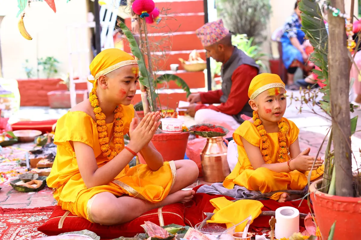 งานทำบุญของชุมชนที่มีโต๊ะวางของถวายและของว่าง (ภาพประกอบ)