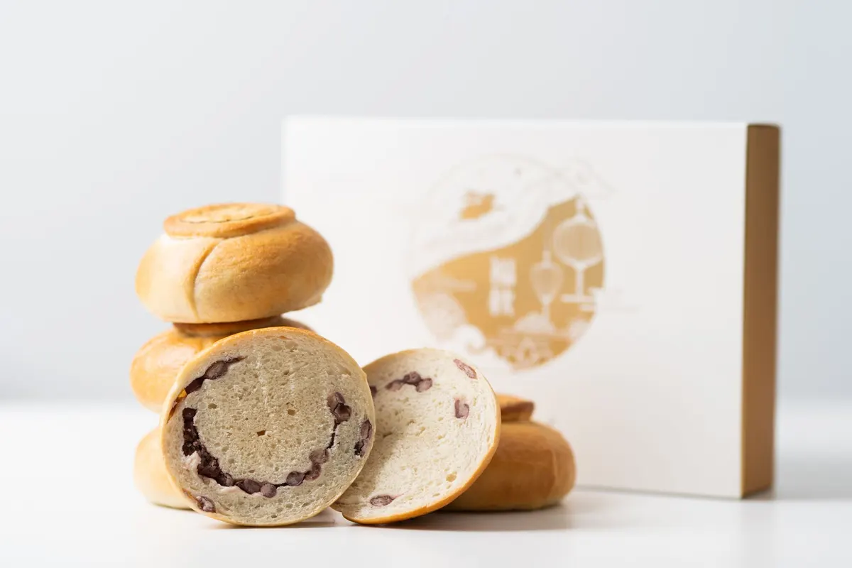 White snack box with baked pastries and tissue (illustration)