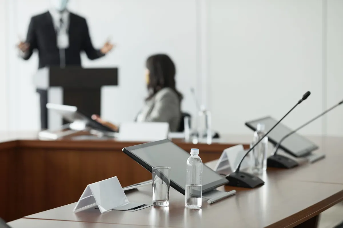 A large seminar room with tables set out (illustration)