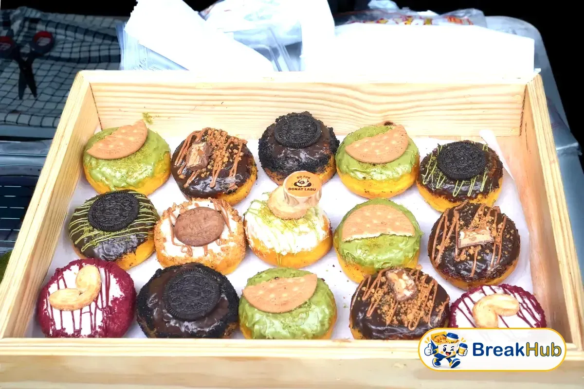 ภาพประกอบขนมอบหลายชนิดในกล่องกระดาษ