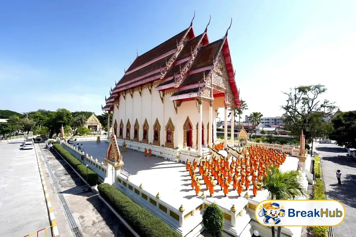 ถวายอาหารและขนมในงานทำบุญที่วัดไทย (ภาพประกอบ)